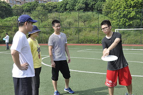 组长传授技巧，队员们认真学习..